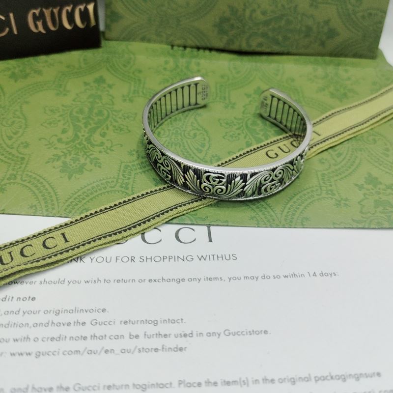 G*u*i bracelets
